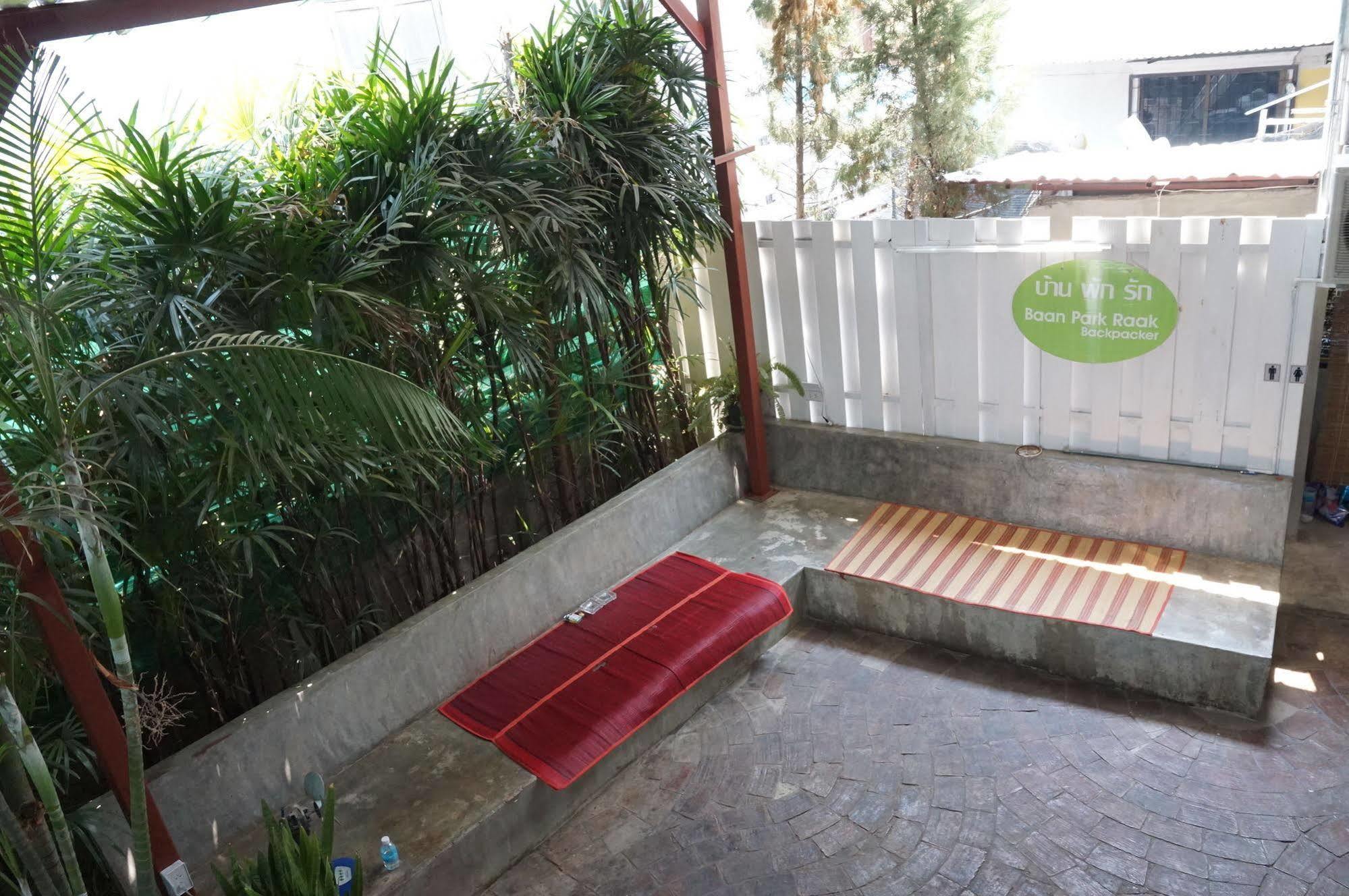 Baan Park Raak Backpacker Hostel チエンマイ エクステリア 写真